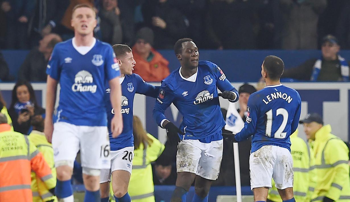 Pemain Everton, Romelu Lukaku (tengah)  merayaka golnya ke gawang Chelsea pada perempat final Piala FA di Goodison Park, Liverpool, Minggu (13/3/2016) dini hari WIB. (AFP/Paul Ellis)