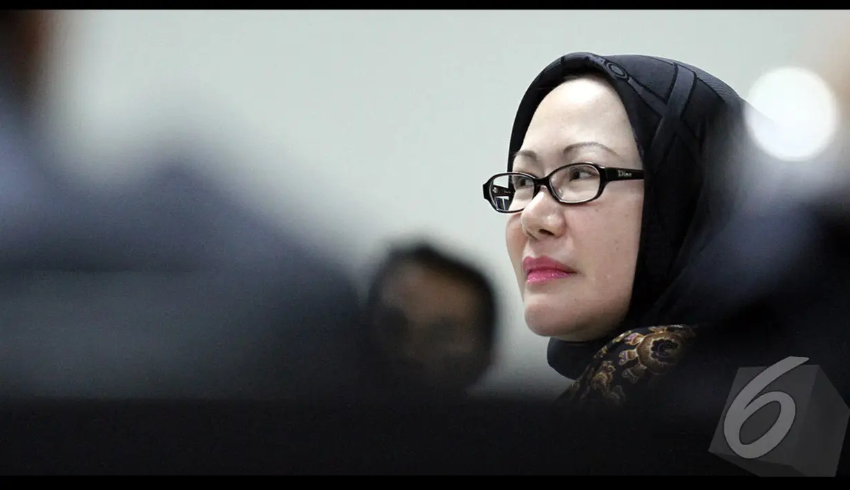 Gubernur Banten non aktif Ratu Atut Chosiyah menimak pertanyaan hakim saat PN Tipikor, Jakarta, Kamis (24/7/2014), Jakarta, Kamis (24/7/2014) (Liputan6.com/Faisal R Syam)