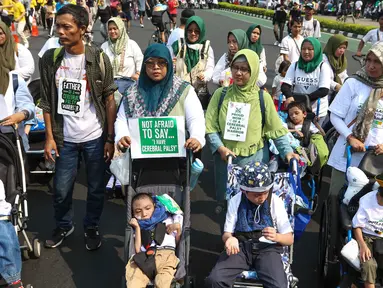 Orangtua bersama anak-anak pengidap Celebral Palsy mengikuti kampanye peringatan World Cerebral Palsy Day atau Hari Cerebral Palsy Sedunia di area car free day, Kawasan Thamrin, Jakarta, Minggu (8/10/2023). (Liputan6.com/Angga Yuniar)