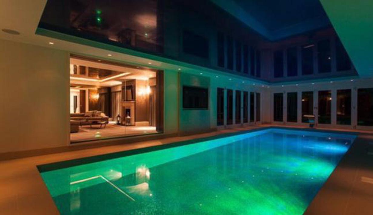 Kolam renang indoor dengan dindin yang bisa terbuka menambah kesan outdoor.