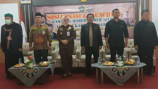 Kepala Kejari Garut Halila Rama Purnama bersama Kamenag Garut Cece Hidayat, MUI dan unsur FKUB Garut dalam launcing Kampung Moderasi. (Liputan6.com/Jayadi Supriadin)