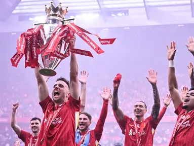 Pemain depan Liverpool asal Portugal, Diogo Jota mengangkat trofi Liga Premier pada akhir pertandingan melawan Crystal Palace di Stadion Anfield, Liverpool, Inggris pada 25 Mei 2025. (Paul ELLIS/AFP)
