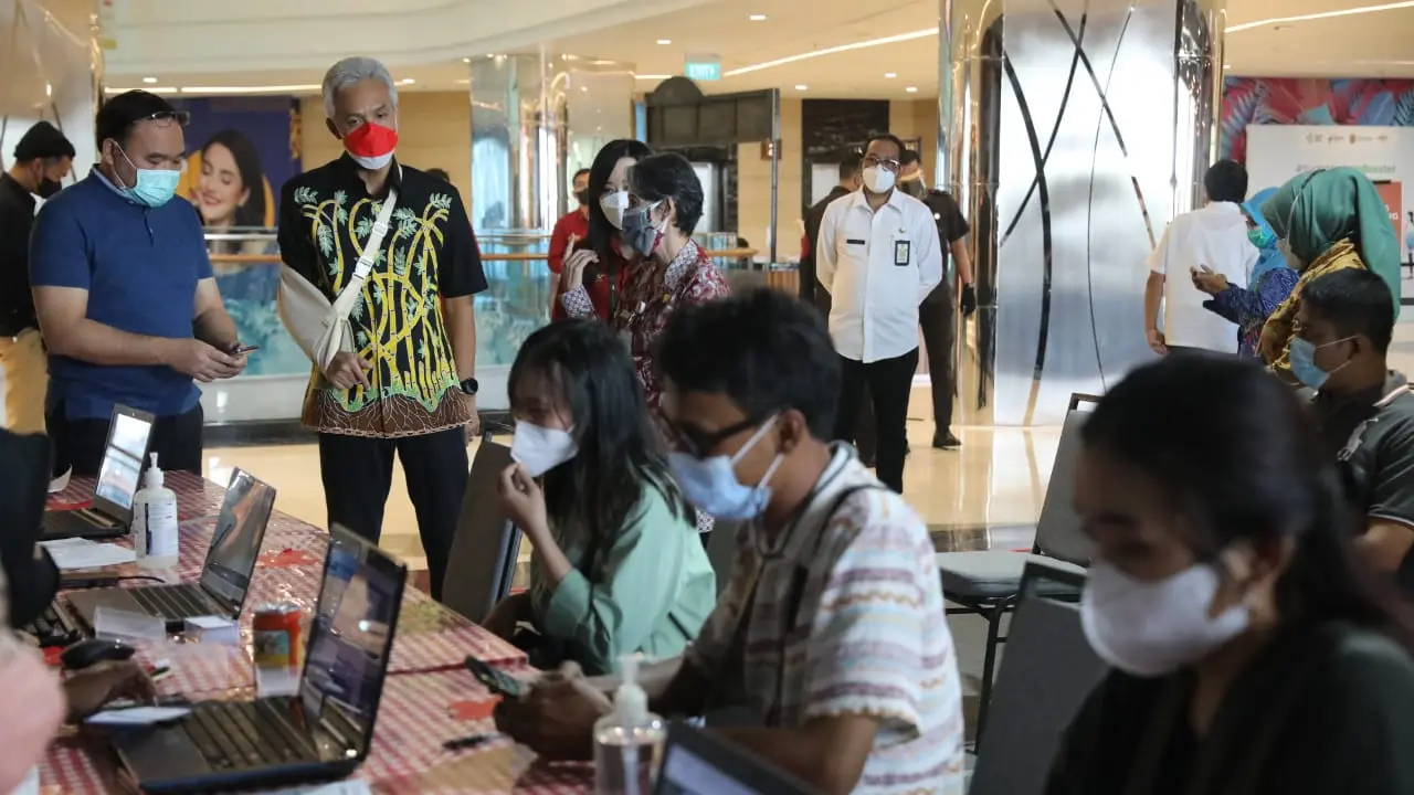 foto gubernur Jawa Tengah, Ganjar Pranowo, dan Kepala dinas kesehatan kota Semarang Abdul Hakam