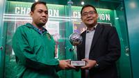 Trofi pemain muda terbaik Liga 1 2018 untuk Osvaldo Haay diserahkan kepada manajemen Persebaya, Senin (10/12/2018). (Bola.com/Aditya Wany)