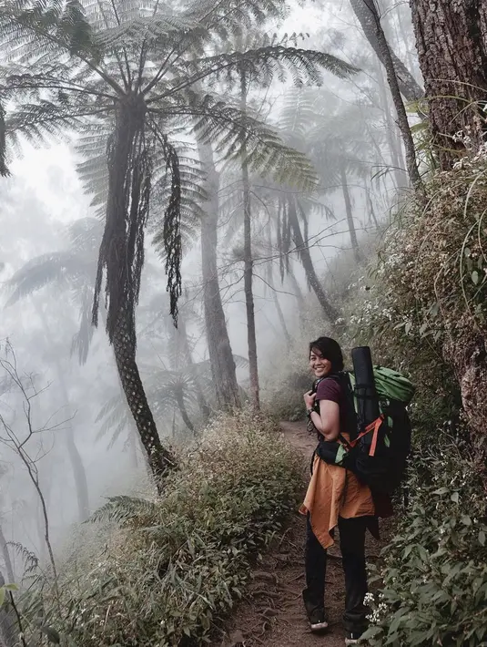 Punya kekuatan fisik yang mumpuni, putri sulung Lilies Handayani ini memilih Gunung Semeru untuk tempat berliburnya. Keindahan Ranu Kumbolo nampaknya menjadi tujuan yang ia nanti. (Liputan6.com/IG/@delliedinda)