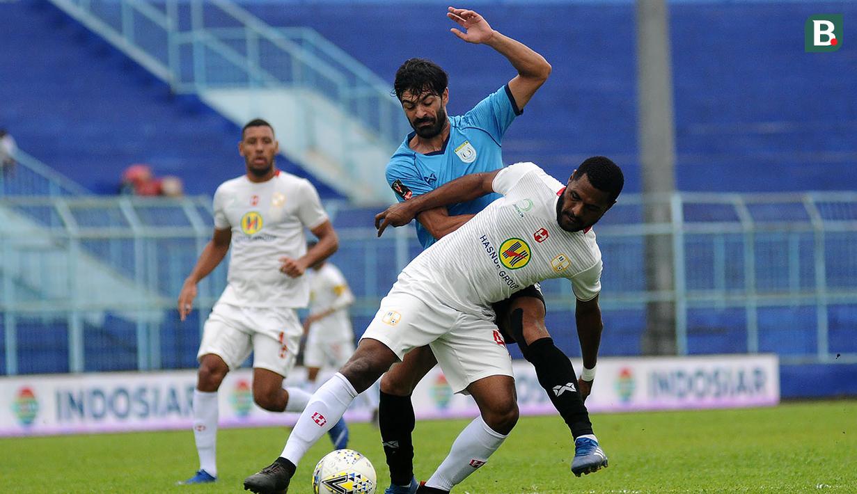 Donny Monim. Bek tengah berusia 28 tahun ini didatangkan Persipura Jayapura dari Barito Putera pada 24 Januari 2020 dan menjadi andalan pelatih Jacksen F. Tiago di lini pertahanan. Saat ini ia memiliki nilai pasar senilai 175 ribu euro atau setara 2,9 miliar rupiah. (Foto: Bola.com/Iwan Setiawan)