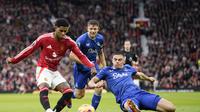 Marcus Rashford (kiri) melepaskan tendangan yang coba dikawal Vitaliy Mykolenko saat pertandingan Liga Inggris antara MU kontra Everton di Old Trafford, Minggu (1/12/2024) malam WIB. (AP Photo/Dave Thompson)