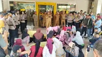 17 Tahun Krisis Air, Emak-emak Geruduk Kantor Dinas PU