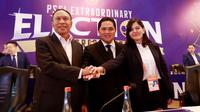 Ketua PSSI, Erick Thohir, bersama Wakil Ketua PSSI, Ratu Tisha Destria dan Zainudian Amali foto bersama usai Kongres Luar Biasa (KLB) PSSI di Hotel Shangri-La, Jakarta Pusat, Kamis (16/2/2023). (Bola.com/M Iqbal Ichsan)