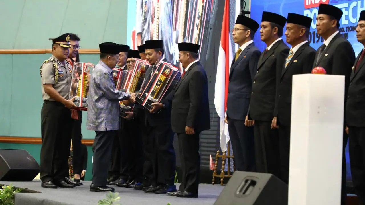 Wapres Jusuf Kalla menyematkan penghargaan kepada kepala daerah di JCC, Jakarta, Rabu (17/7/2019).