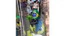 Di kawasan kumuh Jacarezinho, Rio de Janeiro, Brasil (10/5/2014), beberapa anggota LSM Rio de Paz melakukan aksi protes terhadap sistem perawatan kesehatan masyarakat jelang pelaksanaan Piala Dunia. (AFP PHOTO/Tasso Marcelo)