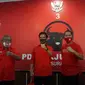 Gibran Rakabuming Raka dan Teguh Prakosa sebelum berangkat ke kantor DPD PDIP Jawa Tengah, Jumat (17/7/2020). (Liputan6.com/ Fajar Abrori)