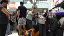 Sejumlah penumpang beristirahat di area check-in di Bandara Internasional Suvarnabhumi di Bangkok (28/2). Hampir Ribuan penumpang tujuan Pakistan dan Eropa terjebak di bandara tersebut. (AFP Photo/Lillian Suwnrumpha)