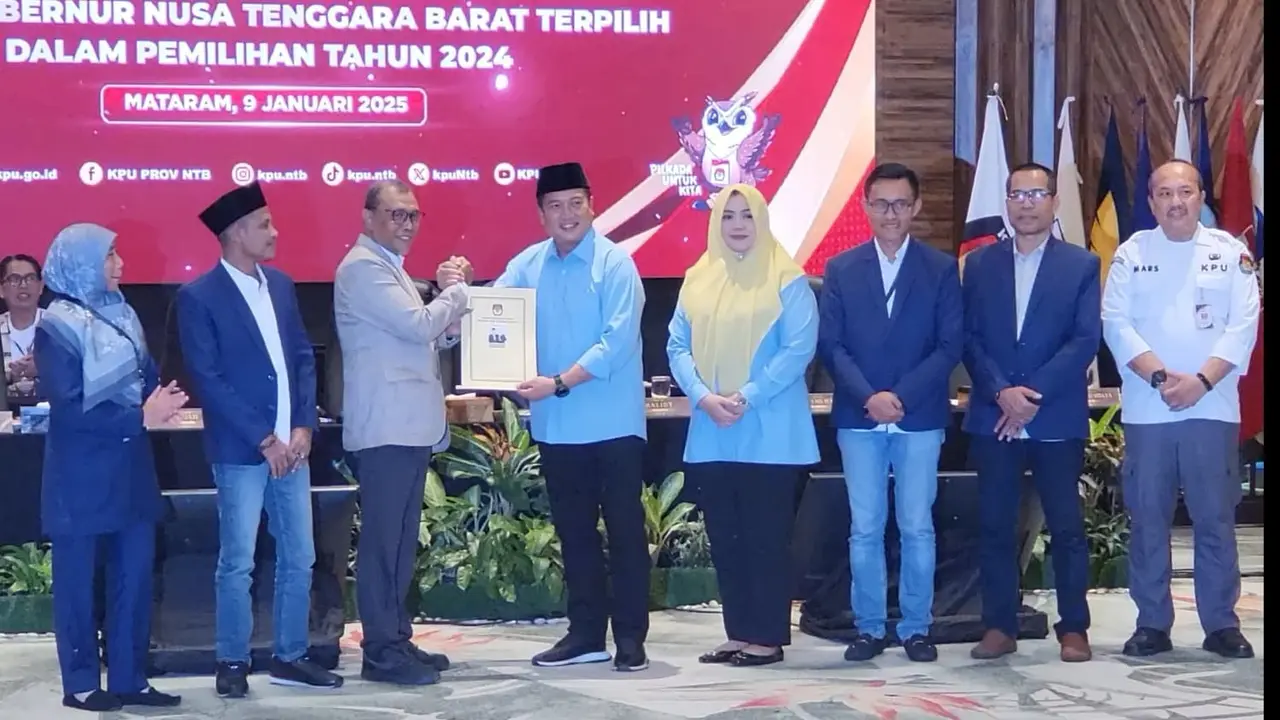 Ketua KPU NTB, Muhammad Khuwailid Menyerahkan Dokumen Pleno Penetapan Paslon Pemenang Pilkada ke Gubernur NTB Terpilih, Lalu Muhammad Iqbal