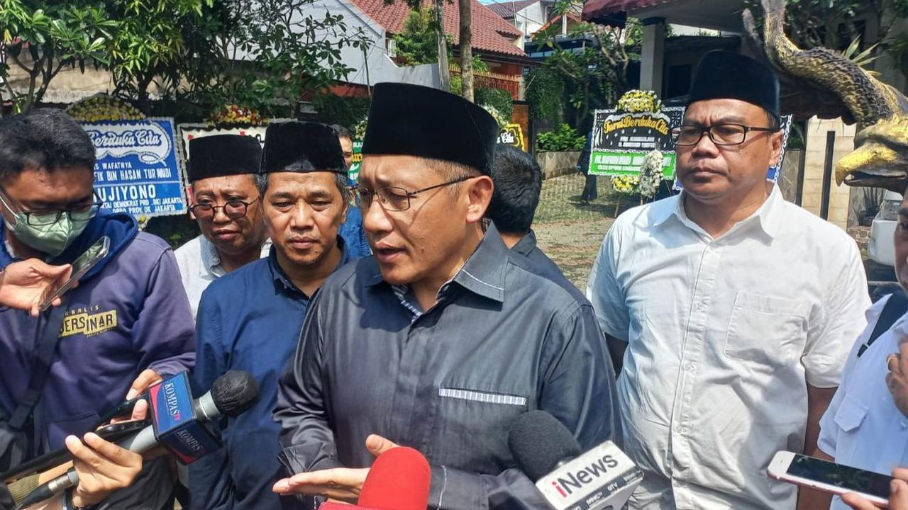 Ia beranggapan bahwa semua orang tidak ada yang memiliki derajat yang lebih tinggi maupun lebih rendah di mata hukum.