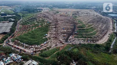 Foto udara di kawasan Tempat Pengolahan Sampah Terpadu (TPST) Bantar Gebang, Bekasi, Jawa Barat, Selasa (17/1/2023). Pemprov DKI Jakarta akan memfasilitasi Landfill Mining dan Refused Derived Fuel (RDF) Plant di TPST Bantar Gebang. (merdeka.com/Imam Buhori)