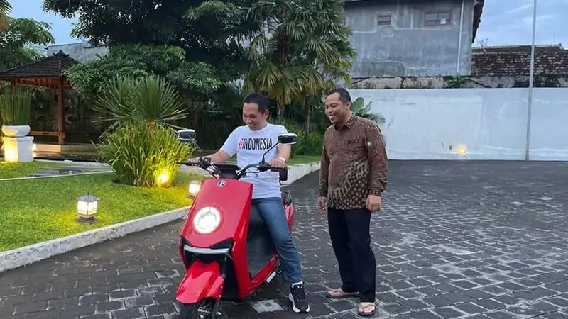 Bupati Lumajang Thoriqul Haq mencoba motor listrik di rumah dinasnya (Istimewa)