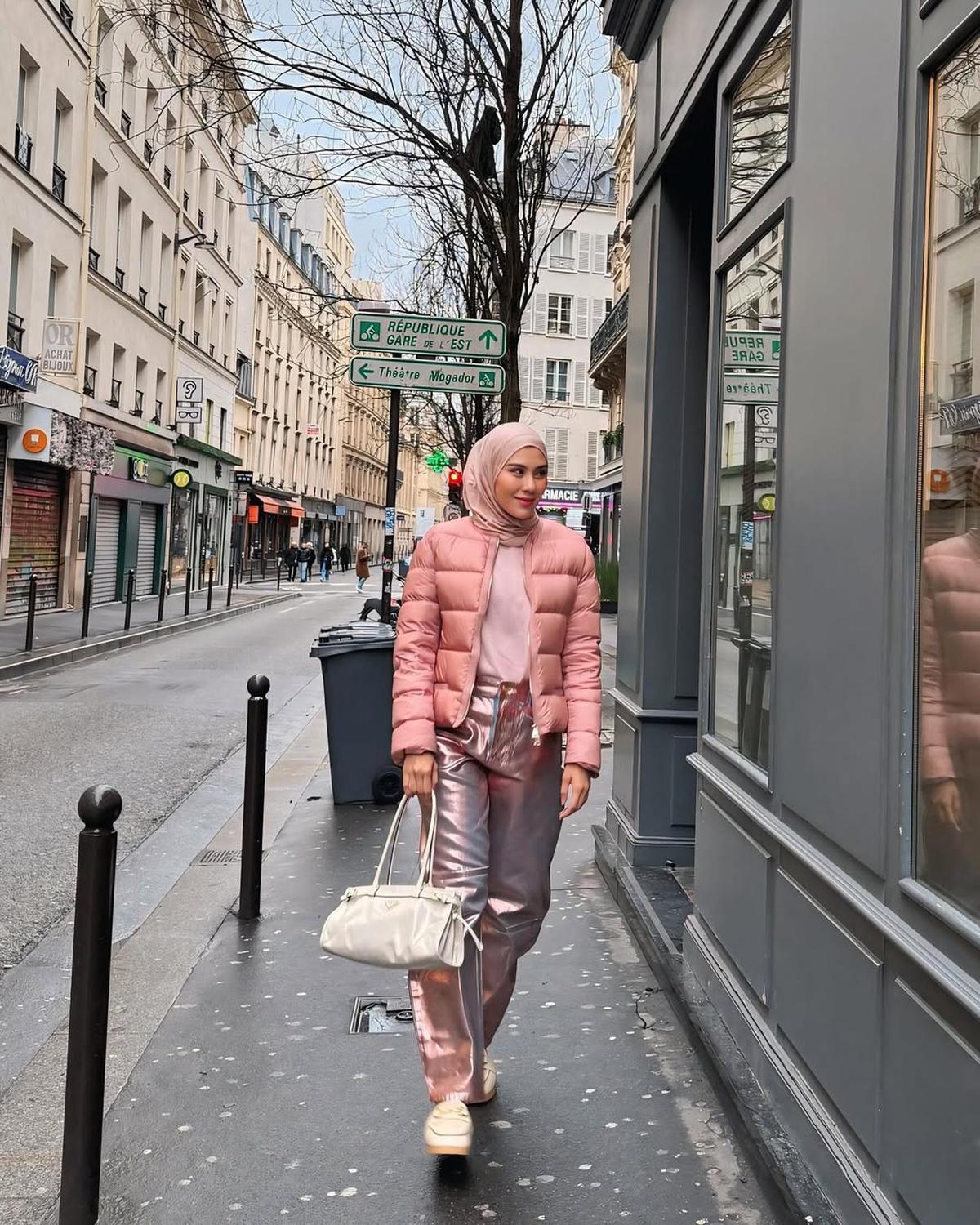 7 Potret Syahnaz Sadiqah Liburan ke Paris, Gaya Elegan - Amy Qanita Kenakan Jaket Bulu-Bulu