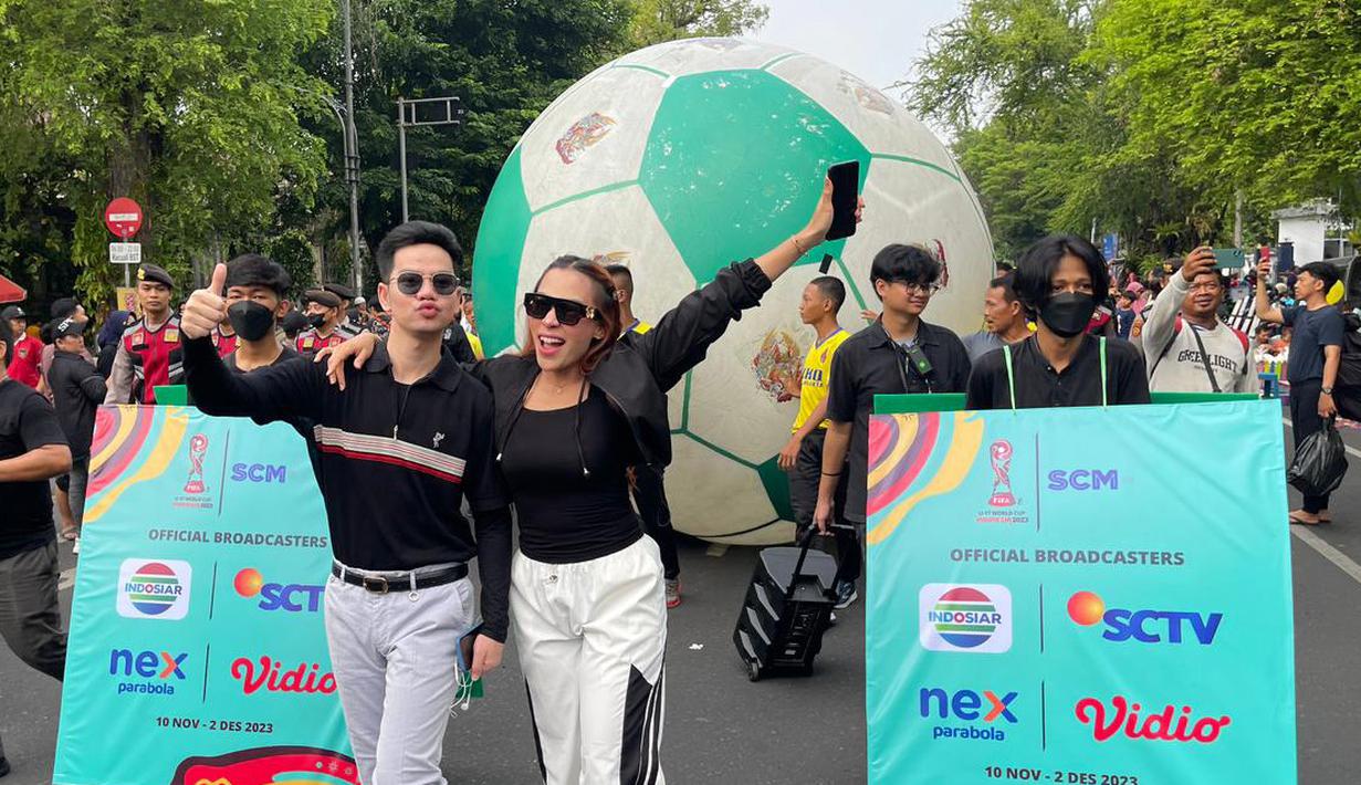 Keseruan Trophy Experience Piala Dunia U-17 2023 di Solo juga diikuti oleh dua artis Indosiar yaitu Faul Gayo dan Lilis Darawangi. (Dokumentasi SCM)