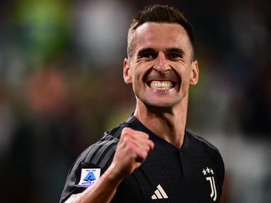 Pemain Juventus Arkadiusz Milik melakukan selebrasi usai mencetak gol ke gawang Lecce pada pertandingan sepak bola Serie A Liga Italia di Allianz Stadium, Turin, Italia, Selasa (26/9/2023). Juventus menang 1-0 atas Lecce. (MARCO BERTORELLO/AFP)