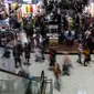 Suasana di Pasar Tanah Abang, Jakarta, Selasa (6/4/2021). Menjelang bulan Ramadan, Pasar Tanah Abang mulai dipadati pengunjung untuk berbelanja busana, namun menurut pedagang jumlah pengunjung bulan Ramadan kali ini tidak seramai sebelum pandemi Covid-19. (Liputan6.com/JohanTallo)