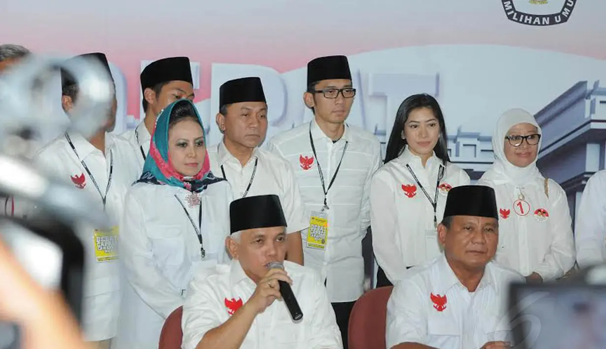 Usai acara debat Ibas (ketiga dari kanan) dan istrinya menemani pasangan Prabowo-Hatta menggelar konferensi pers (Liputan6.com/Herman Zakharia)