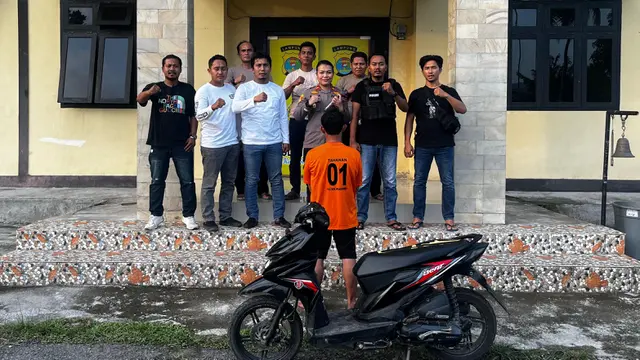 Pelaku FB (52) menabrakkan sepeda motornya ke arah sekelompok warga sebelum menghunuskan pisau badik untuk mengancam korban diringkus polisi di Tanggamus, Lampung. (Dok. Istimewa).