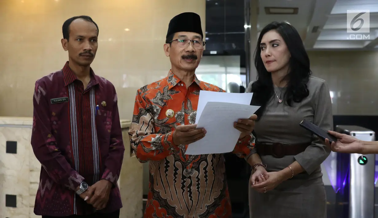 Bupati Kabupaten Solok Selatan Muzni Zakaria dan anggota DPR dari fraksi PDIP Rieke Diah Pitaloka saat mendatangi kantor Kemenpan RB, Jakarta, Senin (5/8/2019). Kedatangan mereka demi menyerahkan berkas CPNS dokter gigi Romi Syofpa Ismael yang mengalami diskriminasi. (Liputan6.com/Angga Yuniar)