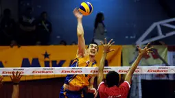 Pevoli putra Jakarta Pertamina Energi, Paul Richard Sanderson melakukan smash saat laga melawan Jakarta Electric PLN di putaran kedua pekan ketiga Pertamina Proliga 2015 di Hall A GBK Senayan, Jakarta, Jumat (20/3/2015). (Liputan6.com/Helmi Fithriansyah)