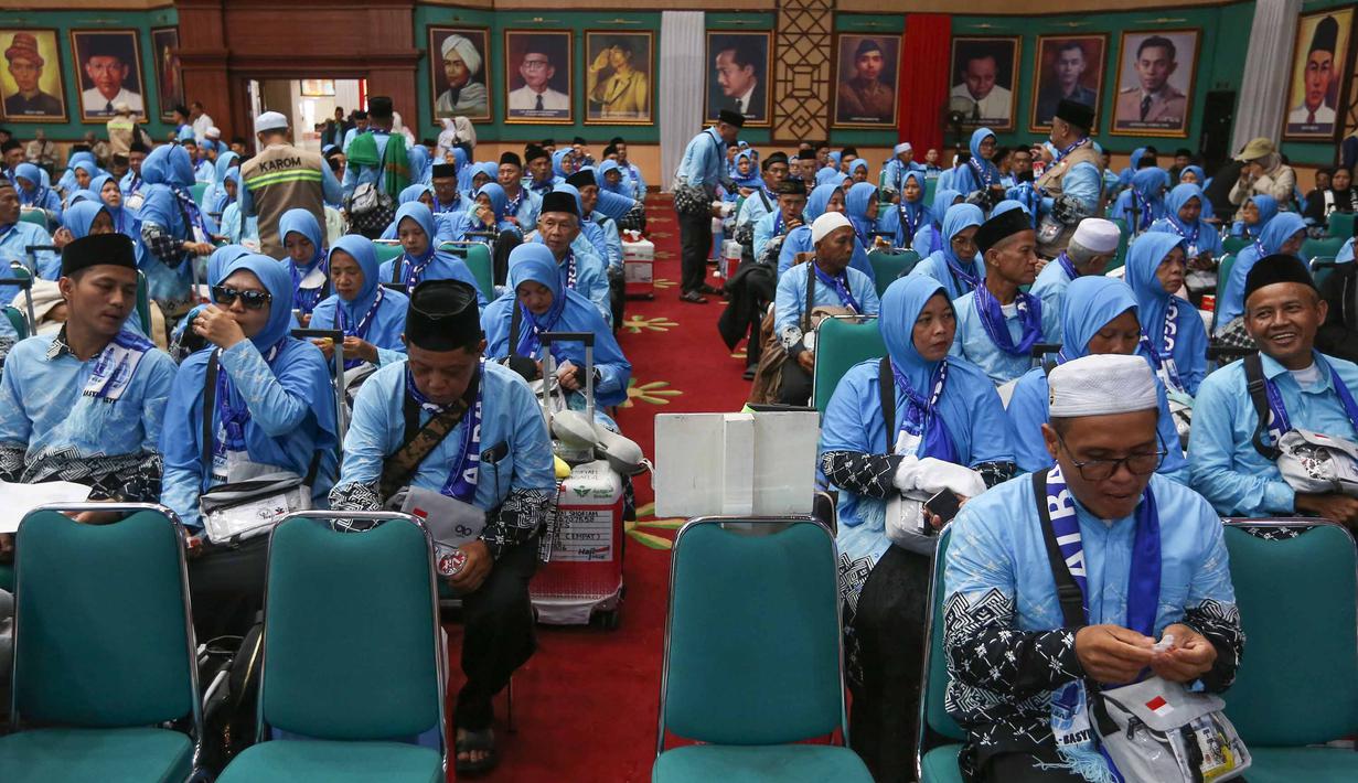 Proses administrasi, pemeriksaan kesehatan, hingga kesiapan transportasi dan akomodasi menjadi perhatian utama agar penyelenggaraan ibadah haji berjalan lancar. Tampak dalam foto, sejumlah calon jemaah haji bersiap mengikuti acara pelepasan di Aula Kantor Bupati, Kabupaten Bogor, Jawa Barat, Jumat (8/5/2026). (merdeka.com/Arie Basuki)