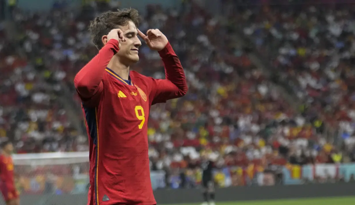 Gavi. Gelandang tengah Timnas Spanyol berusia 18 tahun yang merupakan produk asli akademi Barcelona ini dipromosikan ke tim senior Barcelona dari tim U-19 pada awal musim 2021/2022. Pada Piala Dunia 2022, ia telah mencetak 1 gol, yaitu saat Timnas Spanyol menang 7-0 atas Kosta Rika pada matchday pertama Grup E (23/11/2022). (AP/Luca Bruno)