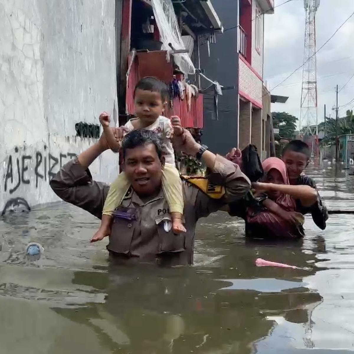polisi evakuasi korban banjir makassar