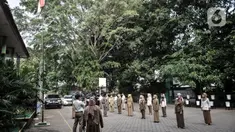 Para guru mengikuti upacara sebelum memulai Masa Pengenalan Lingkungan Sekolah (MPLS) siswa Tahun Ajaran Baru 2020/2021 secara daring atau online di SDN Pekayon Jaya 6, Bekasi, Jawa Barat, Senin (13/7/2020). (merdeka.com/Iqbal S. Nugroho)