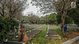 Petugas membersihkan di lokasi makam almarhumah Ani Yudhoyono, istri Presiden Ke-6 RI yang berada di Blok M 129 Taman Makam Pahlawan (TMP) Kalibata, Jakarta, Sabtu, (01/6/2019). Ani Yudhoyono rencana akan dimakamkan pada hari Minggu, pukul 13.00 WIB. (Liputan6.com/Faizal Fanani)