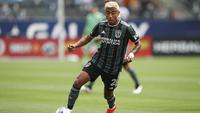 Bek LA Galaxy, Julian Araujo, dianggap Barcelona bisa menambah kualitas di sektor kanan pertahanan pada musim ini. (AFP/Meg Oliphant)