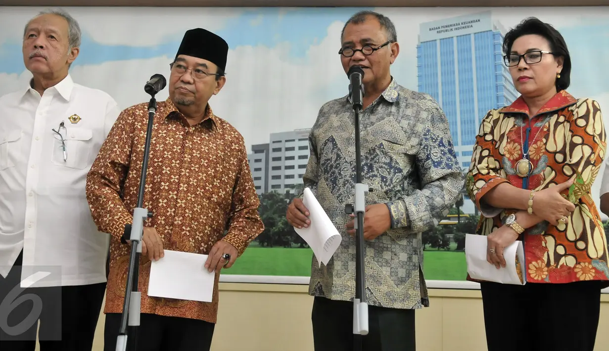 Ketua BPK Harry Azhar Azis (kedua kiri) dan Ketua KPK Agus Rahardjo saat memberikan konferensi pers di kantor BPK, Jakarta, Senin (20/6). KPK dan BPK akhirnya menghasilkan beberapa kesepakatan terkait kasus RS Sumber Waras. (Liputan6.com/Johan Tallo)