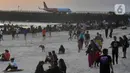 <p>Mereka memilih mengisi liburan dengan berwisata ke obyek-obyek wisata termasuk pantai yang ada di Bali.(merdeka.com/Arie Basuki)</p>