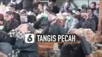 Suasana sedih terekam saat proses pemakaman dalang Ki Seno Nugroho. Kelompok Karawitan Wargo Laras tidak bisa menahan sedihnya saat mengiringi jenazah dengan gending.