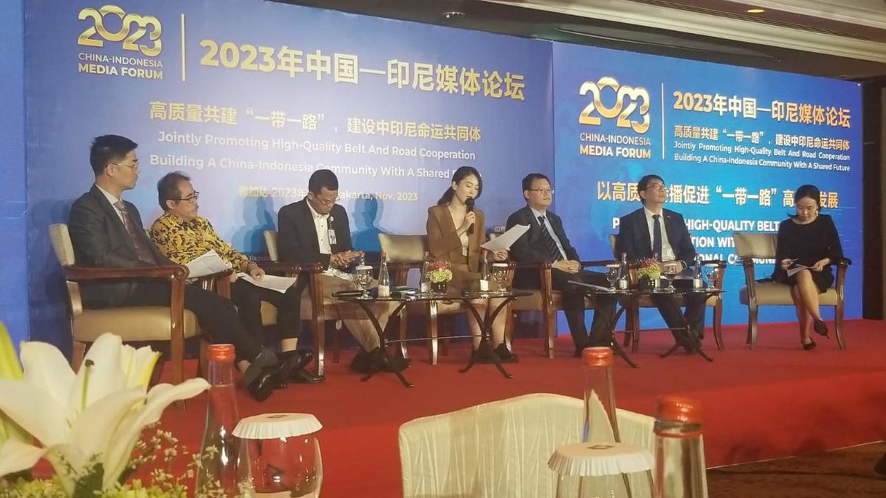 "Dalam 20 bulan terakhir Presiden Ji Xinping dan Presiden Jokowi berkali-kali bertemu. Ini menandai puncak hubungan bilateral kita sejak Ji Xinping meletakkan fondasi baru hubungan Indonesia-Tiongkok yang lebih erat,"&nbsp;