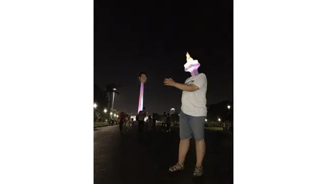 Cowok Ini Minta Fotonya Diedit Pegang Monas, 6 Kreasi Netizen Kocak