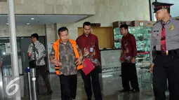 Panitera Pengganti PN Jakpus Santoso usai menjalani pemeriksaan KPK, Jakarta, Jumat (26/8). Santoso diperiksa KPK sebagai saksi kasus dugaan suap kepada Panitera PN Jakarta Pusat (Liputan6.com/Helmi Afandi) 