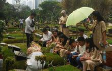FOTO: Peziarah Kirim Doa hingga Tabur Bunga di TPU Karet Bivak Jakarta usai Salat Ied IdulFitri