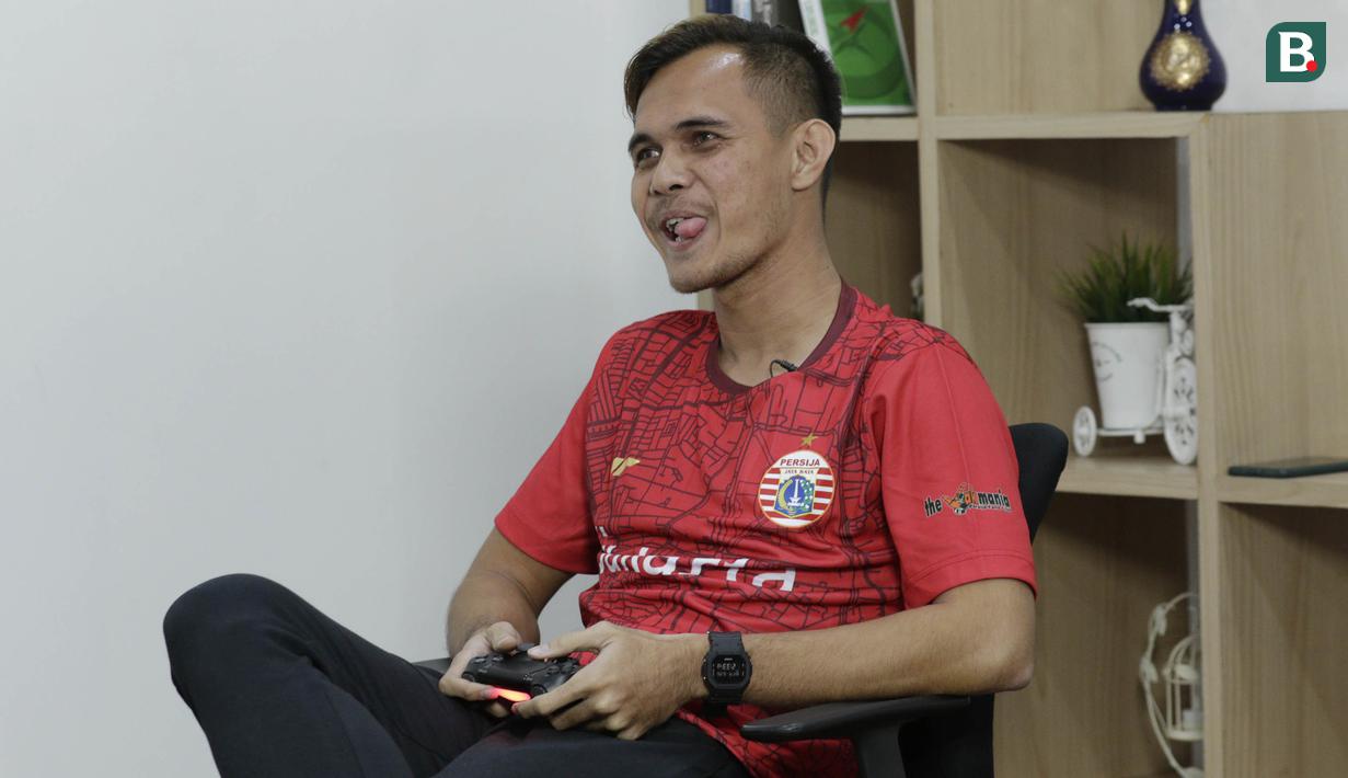 Pemain Persija Jakarta, Rezaldi Hehanussa, saat bermain FIFA 20 di Kantor KLY, Gondangdia, Jumat (26/6/2020). Andritany berhasil menjadi juara BOLA Esports Challenge setelah mengalahkan Rizky Darmawan dengan skor 8-0. (Bola.com/M Iqbal Ichsan)