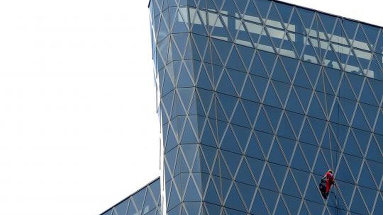 Aksi Spiderman panjat Bakrie Tower