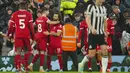 Penyerang Liverpool Mohamed Salah berselebrasi dengan rekan setimnya setelah mencetak gol ke gawang Newcastle United pada laga pekan ke-20 Liga Inggris 2023/2024 di Anfield, Selasa (2/1/2024) dini hari WIB. (AP Photo/Jon Super)