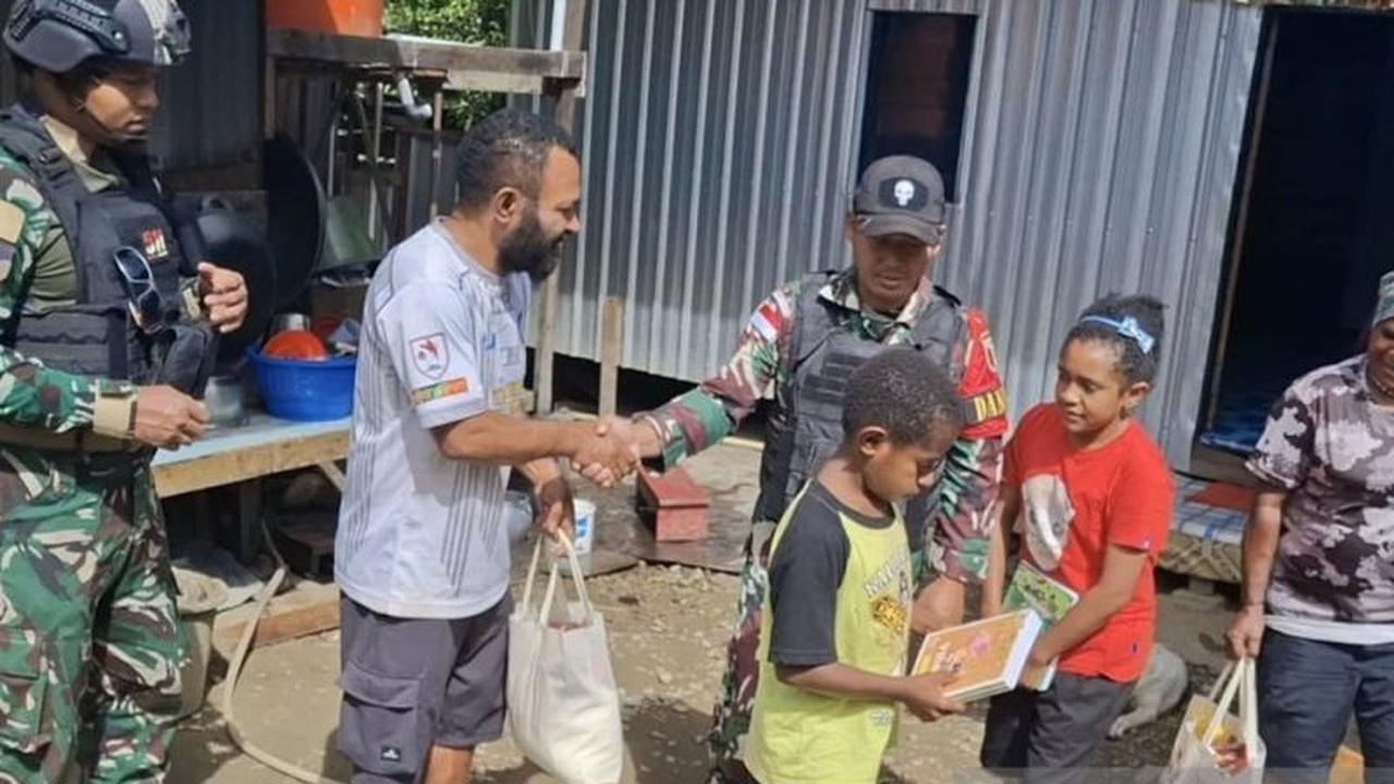 Satgas Yonif 511/DY Salurkan Bapok ke Warga Karubaga Tolikara, Perkuat Hubungan Sosial