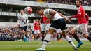 Gelandang Tottenham, Erik Lamela berusaha menyundul bola dari kawalan para pemain MU pada lanjutan liga Inggris di stadion White Hart Lane, London, (10/4). Tottenham menang telak atas MU dengan skor 3-0. (Reuters/Eddie Keogh)