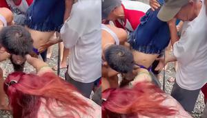 Tangkapan layar video amatir saat warga memberi pertolongan pertama pada korban tenggelam di Pantai Cukuh Batu Tanggamus, Lampung. Foto : (Dok. Istimewa).