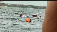 29 penumpang dan awak kapal berhasil selamat usai kapal Kebo Iwa Express yang mereka tumpangi dari Nusa Penida Klungkung  menuju Pelabuhan Sanur bocor pada Selasa 3 Januari 2022 sore. (Screenshot video Basarnas Bali)