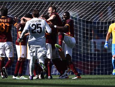 Para Pemain AS Roma merayakan gol Radja Nainggolan saat melawan Napoli pada lanjutan Serie A Italia di Stadion Olympico, Roma, Senin (25/4/2016) WIB.  (AFP/Filippo Monteforte)
